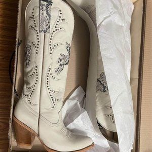 IDYLLWILD Miranda Lambert 6.5M White Gambler Boots